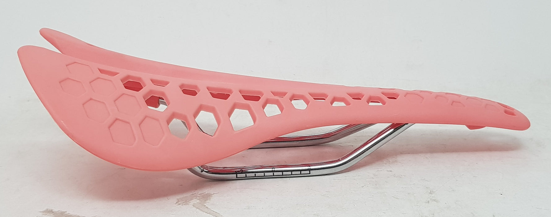 PINK FIXIE OR RACING BIKE AERO SADDLE ULTRA LIGHT HOLLOW CYCLE SEAT JUST 216grams