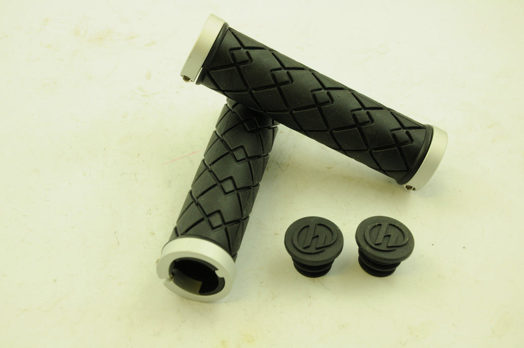 HERRMANS CUADRO DOUBLE LOCK-ON MTB BIKE 26mm HANDLEBAR GRIPS BLACK-SILVER–65%