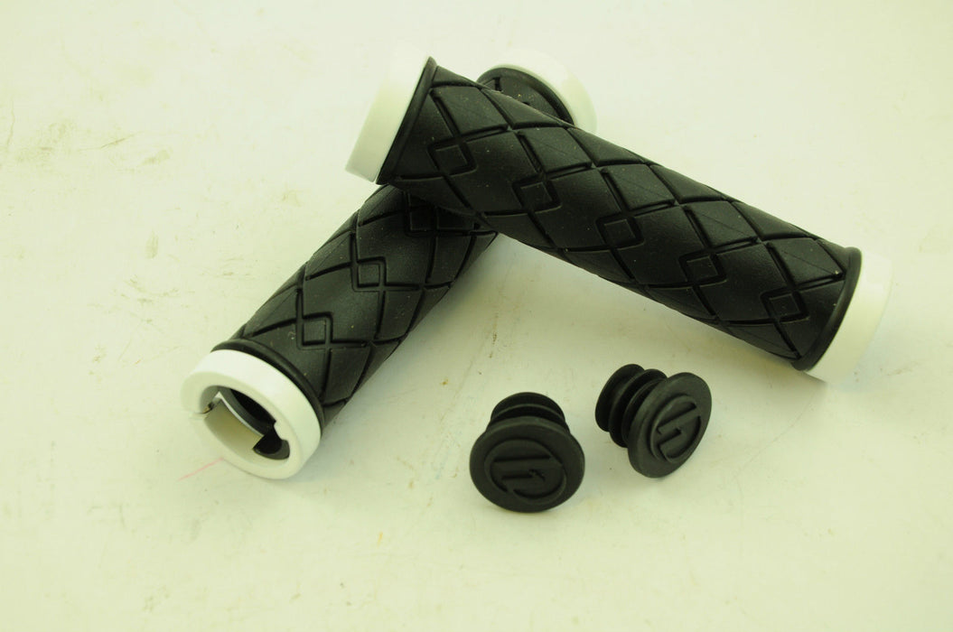 HERRMANS CUADRO DOUBLE LOCK-ON MTB 26mm HANDLEBAR GRIPS BLK-WHITE –50% OFF RRP