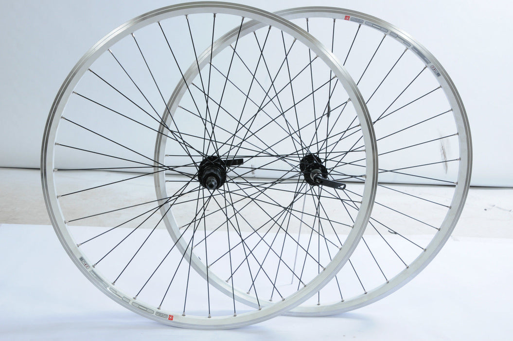 PAIR 700c 622 x 19 WHEELS 8-9 CASSETTE WHITE DUAL WALL RIMS XC BIKE BLACK SPOKES