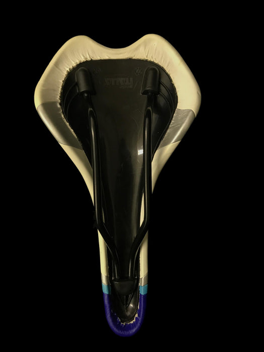 SELLE ITALIA Q-BIK SADDLE WHITE (NEW BUT SLIGHTLY OFF COLOUR)